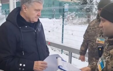 Порошенко требует у пограничников 500 тыс. грн моральной компенсации за то, что его не выпустили за границу