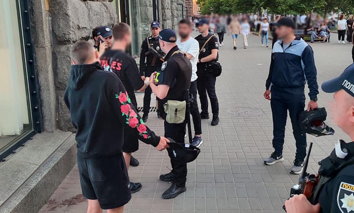 Кілька чоловіків у Києві затіяли масову бійку на вулиці Хрещатик