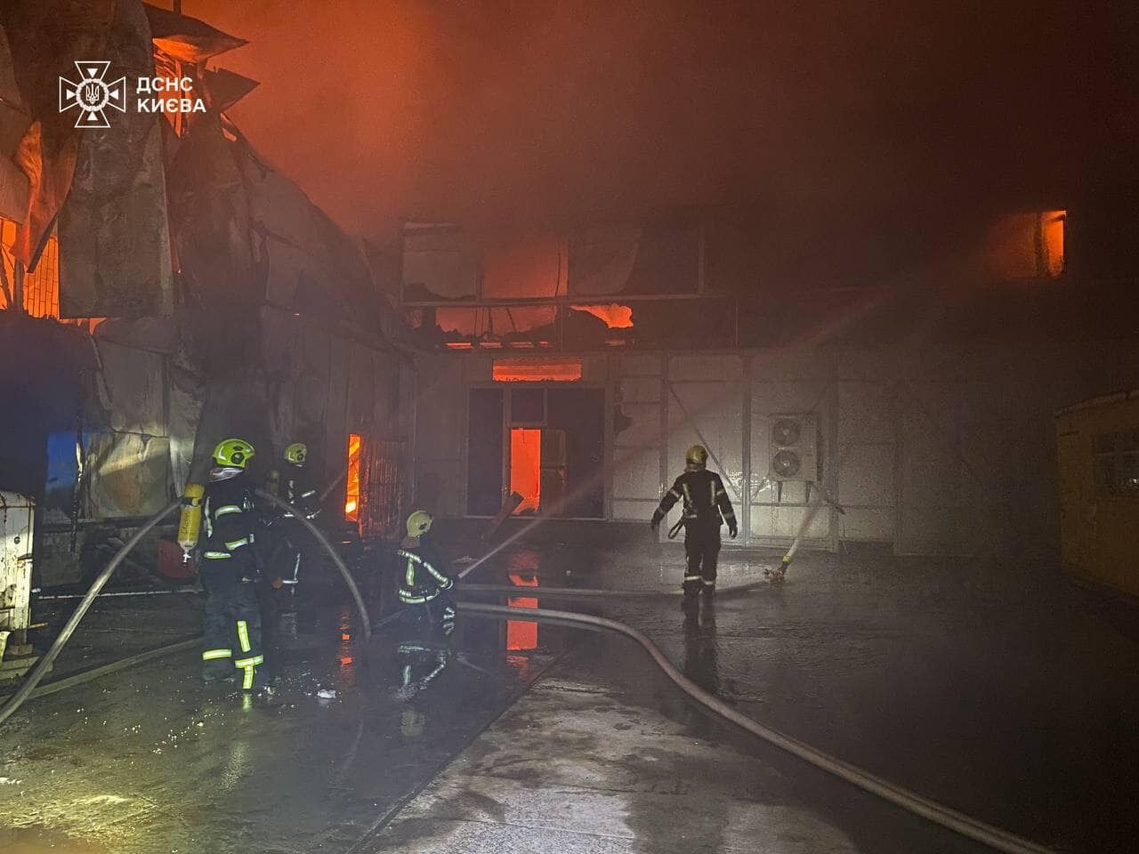 У Києві на Троєщині рятувальники ліквідували масштабну пожежу