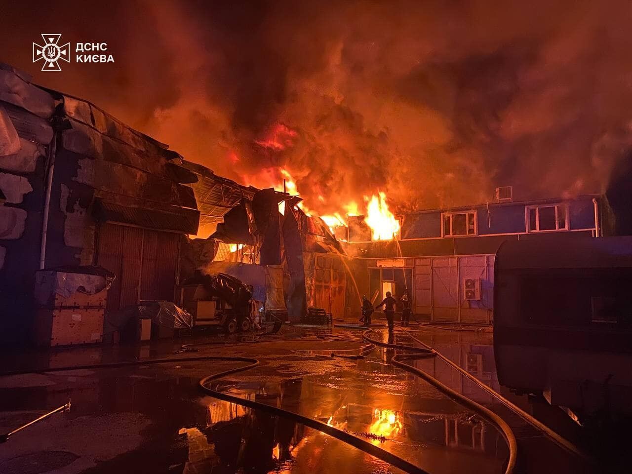 У Києві на Троєщині рятувальники ліквідували масштабну пожежу
