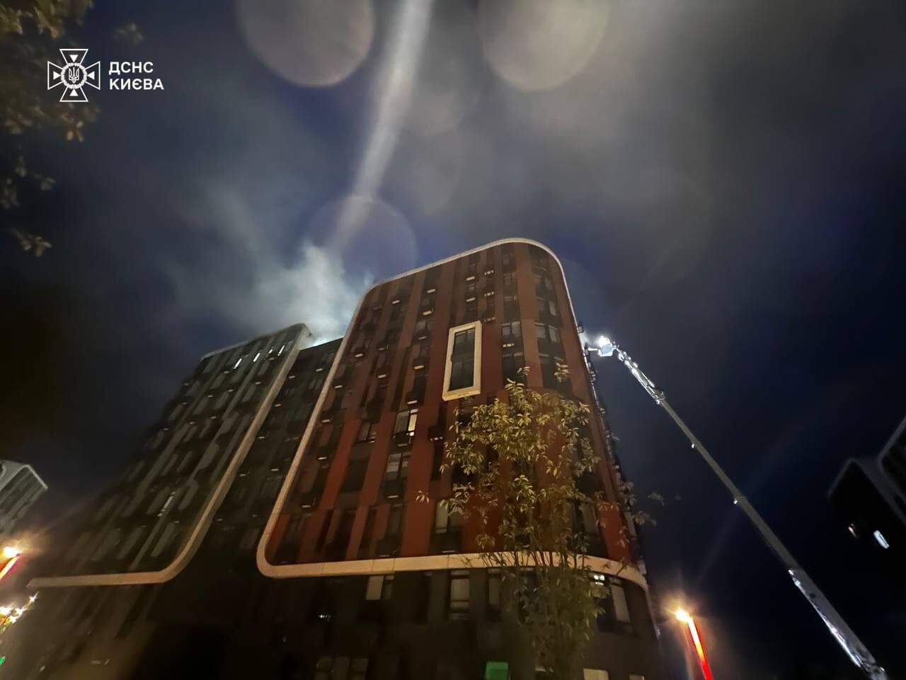 Пожар в Голосеевском районе Киева: загорелся утеплитель в многоэтажке (фото, видео)