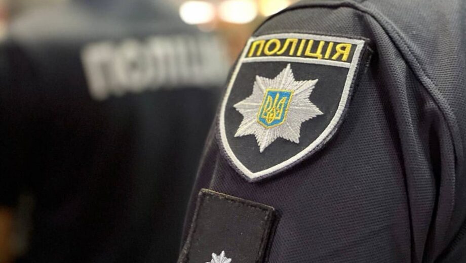 Конфликт из-за военных документов: в Киевской области женщина избила полицейского палкой