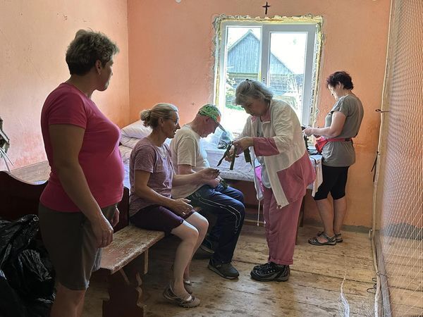 У селі Велика Рожанка волонтери плетуть сітки у приватному будинку