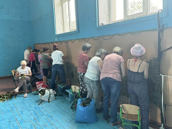 У селі Рудня сітки плетут у спортзалі