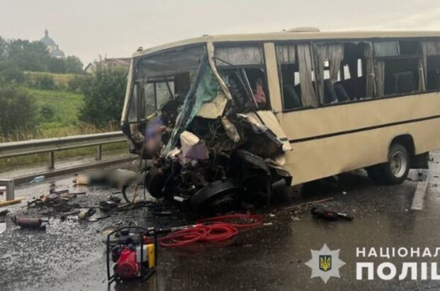 Зіткнення автобуса і автопоїзда на Львівщині: четверо загиблих та семеро травмованих