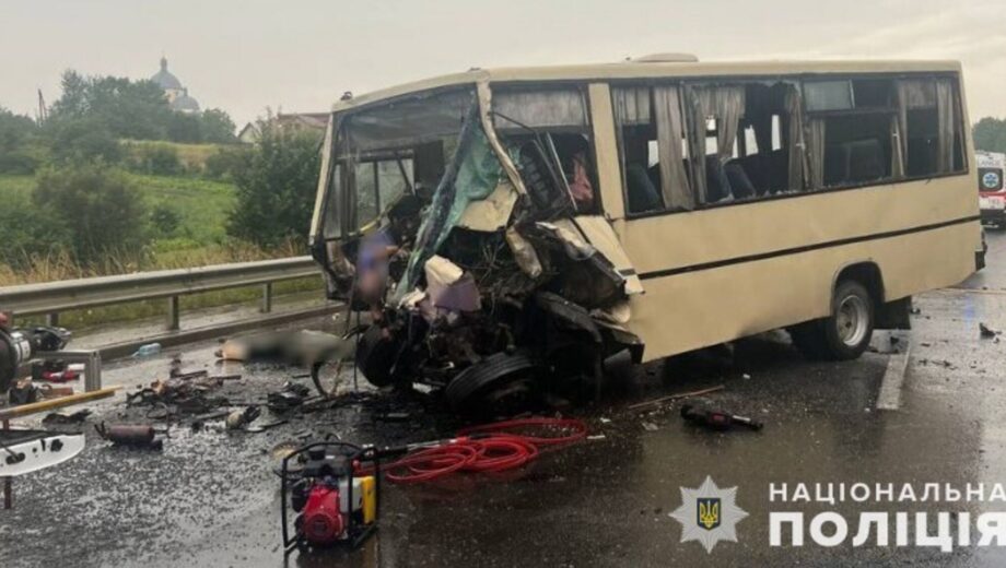Зіткнення автобуса і автопоїзда на Львівщині: четверо загиблих та семеро травмованих