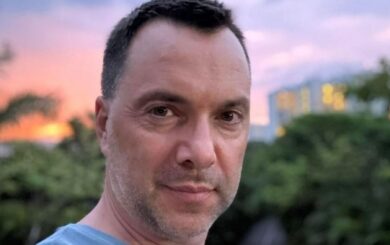 Арестович розкритикував владу та заявив про необхідність ”гнати її тряпками”