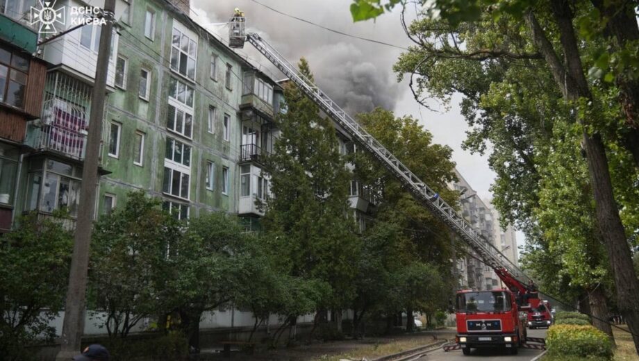 Масштабна пожежа на даху багатоповерхівки в Києві: рятувальники загасили 700 кв.м  (фото, відео)