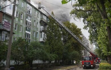 Масштабный пожар на крыше многоэтажки в Киеве: спасатели потушили 700 кв.м (фото, видео)