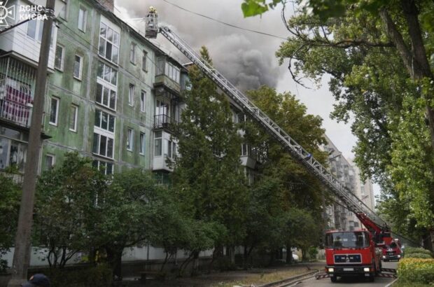 Масштабный пожар на крыше многоэтажки в Киеве: спасатели потушили 700 кв.м (фото, видео)