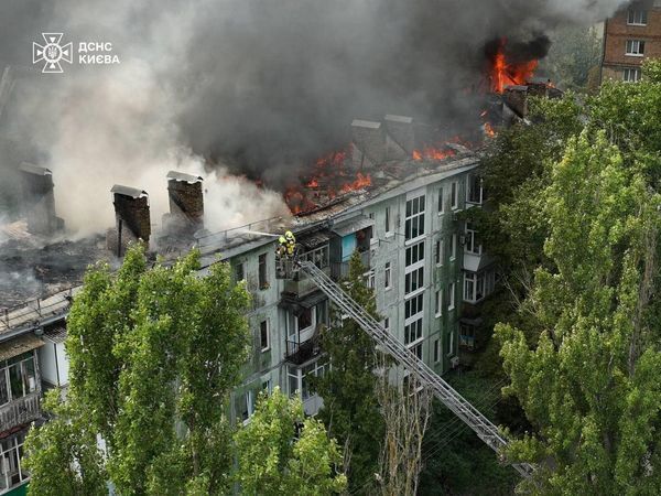 Масштабный пожар на крыше многоэтажки в Киеве: спасатели потушили 700 кв.м (фото, видео)