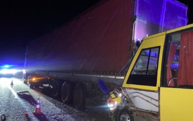 Львівська область: аварія з автобусом і вантажівкою, загинув водій, дев’ятеро військових у лікарні