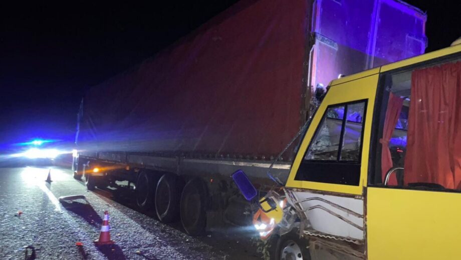 Львівська область: аварія з автобусом і вантажівкою, загинув водій, дев’ятеро військових у лікарні
