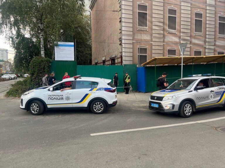 У Києві почали розбирати історичну будівлю на Лук'янівці, де розташовувалася дільниця поліції (фото)