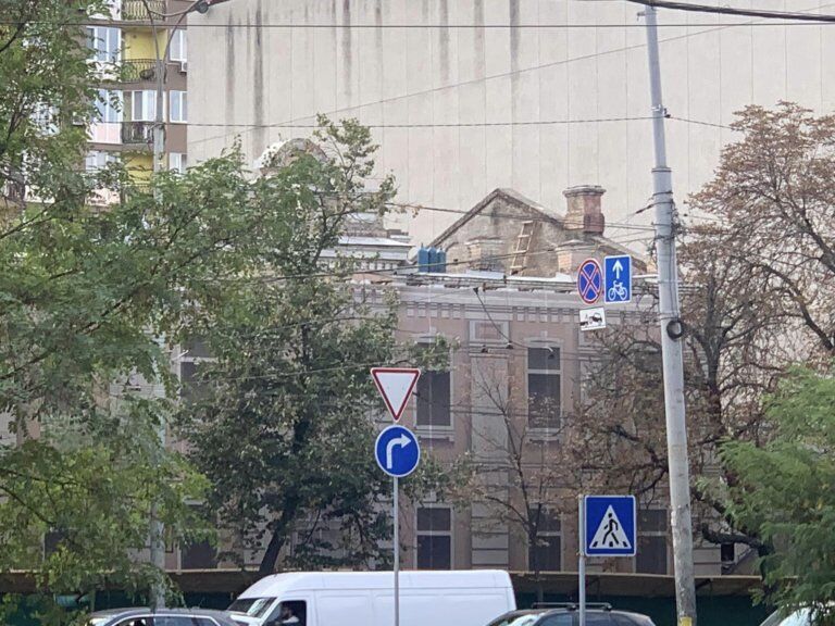 В Киеве начали разбирать историческое здание на Лукьяновке, где располагался участок полиции (фото)