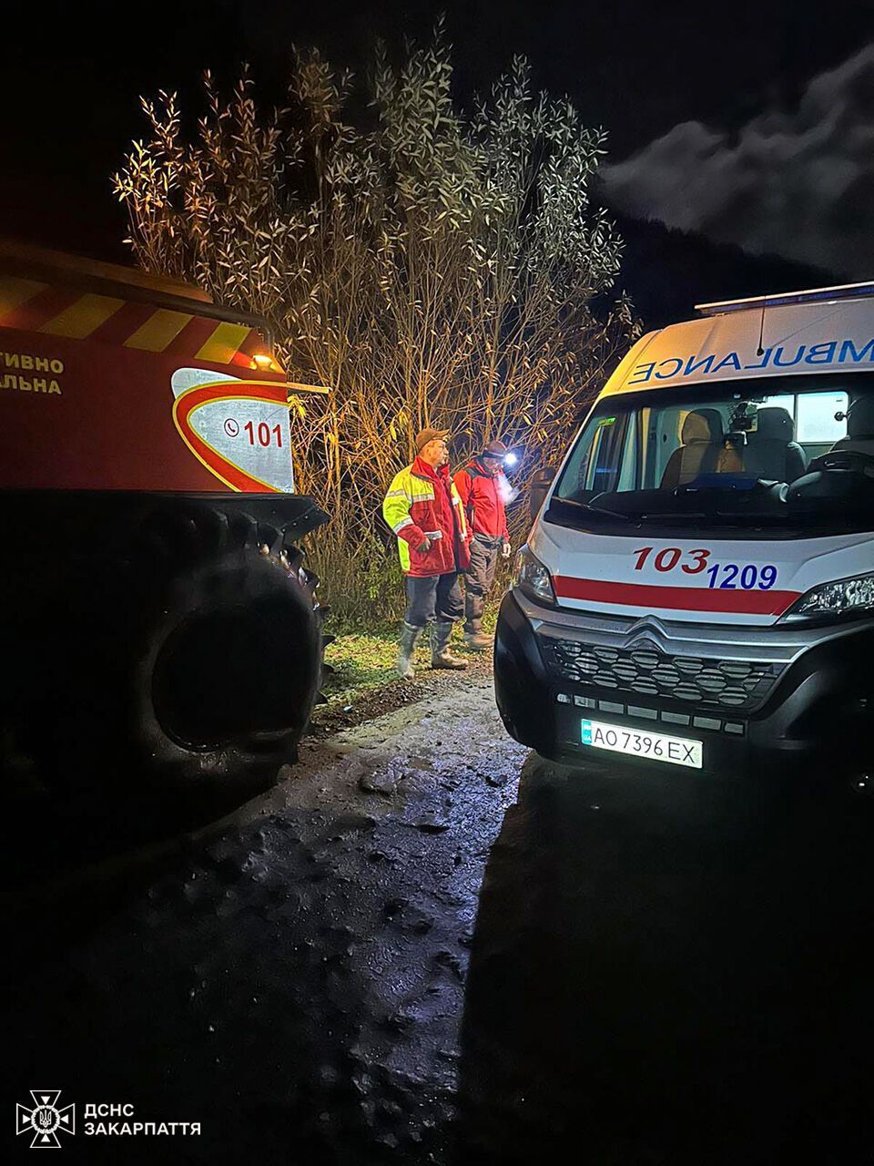Гірські рятувальники на Закарпатті врятували туриста, який чотири дні виживав без їжі