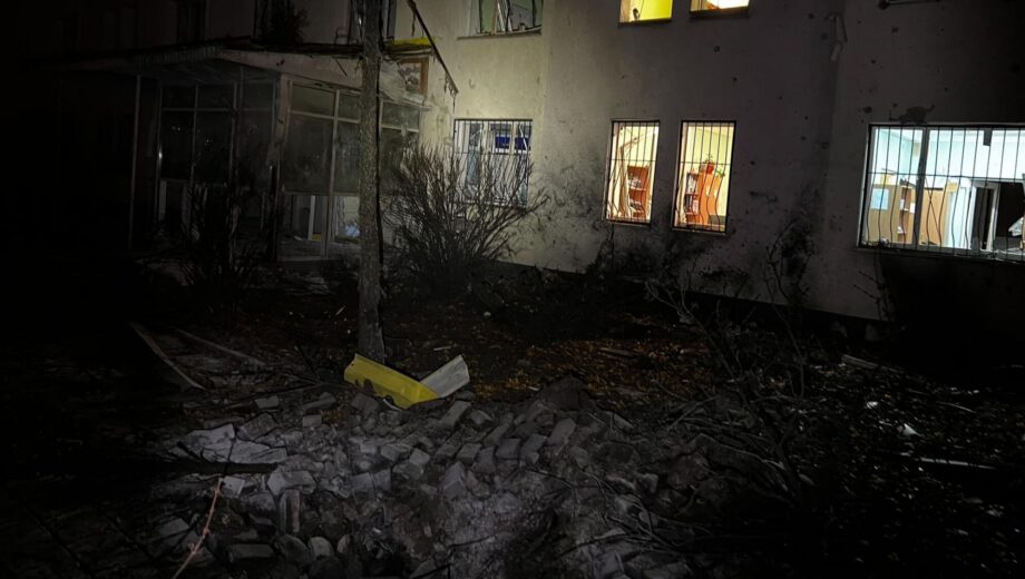 Нічна атака дронів: у Києві уламки пошкодили поліклініку та багатоповерхівки