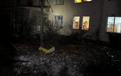 Ночная атака дронов: в Киеве обломки повредили поликлинику и многоэтажки
