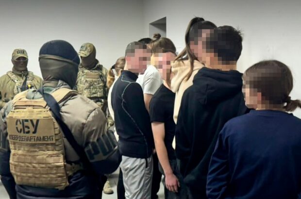 Викрито злочинну мережу кол-центрів, які ошукали понад 500 українців