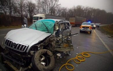 Після ДТП поблизу Львова водійку джипа з авто витягали рятувальники
