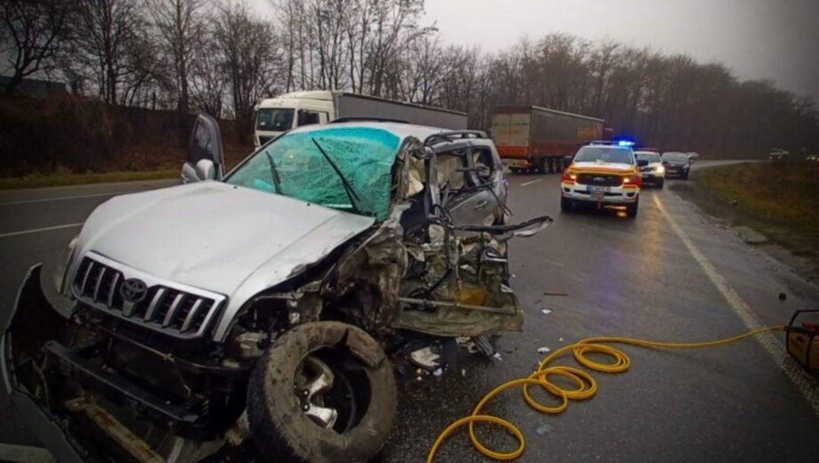 Після ДТП поблизу Львова водійку джипа з авто витягали рятувальники