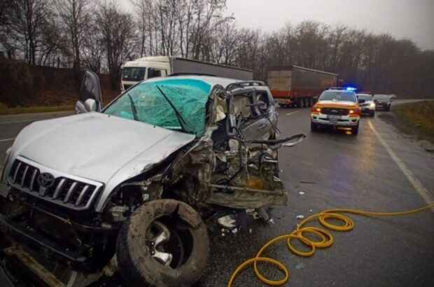 После ДТП вблизи Львова водитель джипа из авто вытаскивали спасатели
