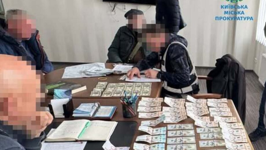 Посадовця затримали під час отримання грошей за розмитнення морепродуктів