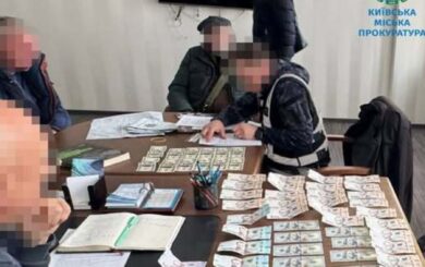 Чиновника задержали во время получения денег за растаможку морепродуктов
