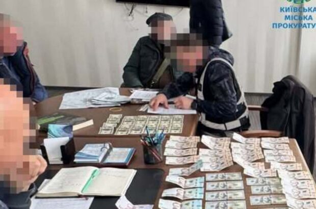 Чиновника задержали во время получения денег за растаможку морепродуктов