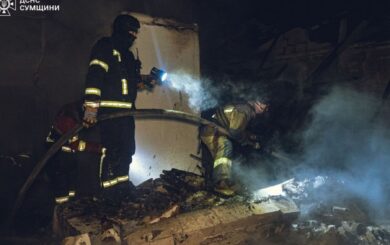 Нічний удар дрона по Сумах: зруйнований будинок, вогонь охопив велику площу