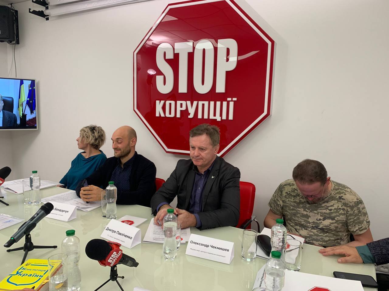 Круглий стіл у Києві: журналісти проти суддів — хто кого тисне?