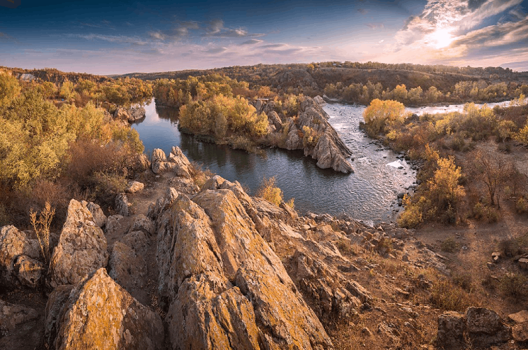 Куди поїхати всією родиною на осінні канікули 2024: найкращі місця для відпочинку