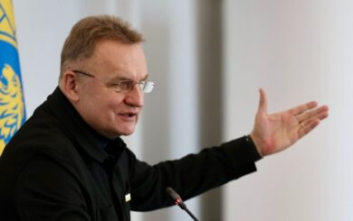 У кабінеті львівського міського голови Садового знайшли апарат для прослуховування