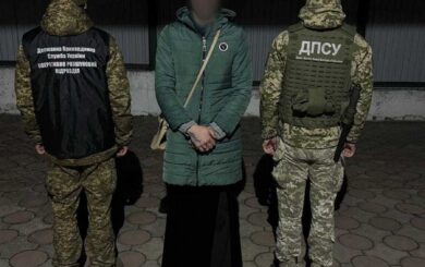 Чоловік у спідниці та з макіяжем намагався перетнути кордон із Румунією