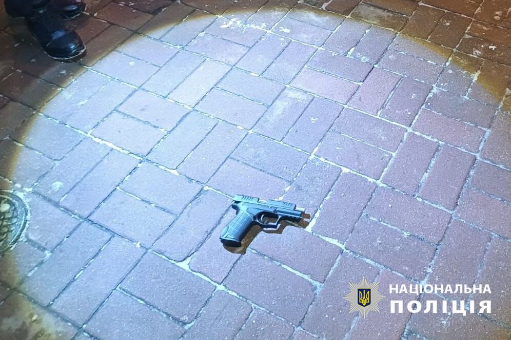 Чоловік відкрив вогонь у центрі Києва