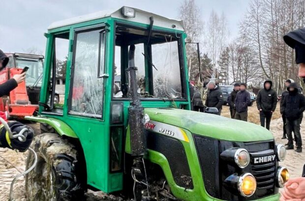 Трактор провалився під кригу на Рівненщині: чоловіка врятувати не вдалося
