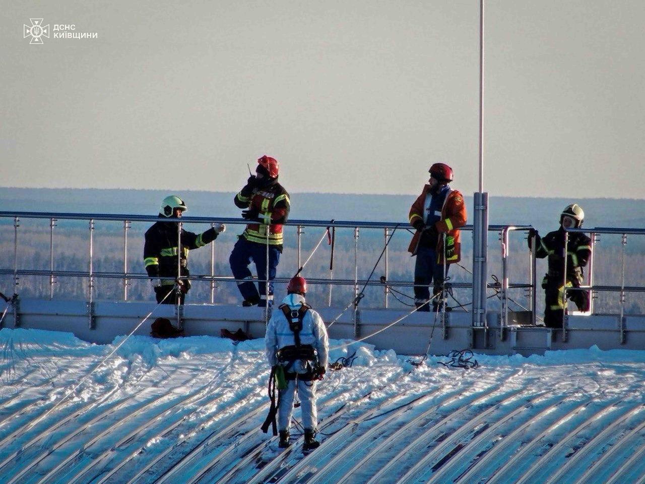 На ЧАЭС гасят очаги тления после атаки дрона рф