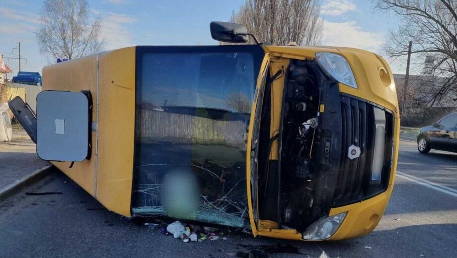 Масштабна ДТП на Київщині: зіткнення маршрутки та Mitsubishi призвело до травмування людей