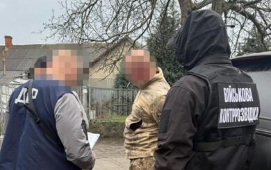 Суд арестовал офицера Романенко, требовавшего $1000 за »уклонение» от фронта — залог 1 млн грн