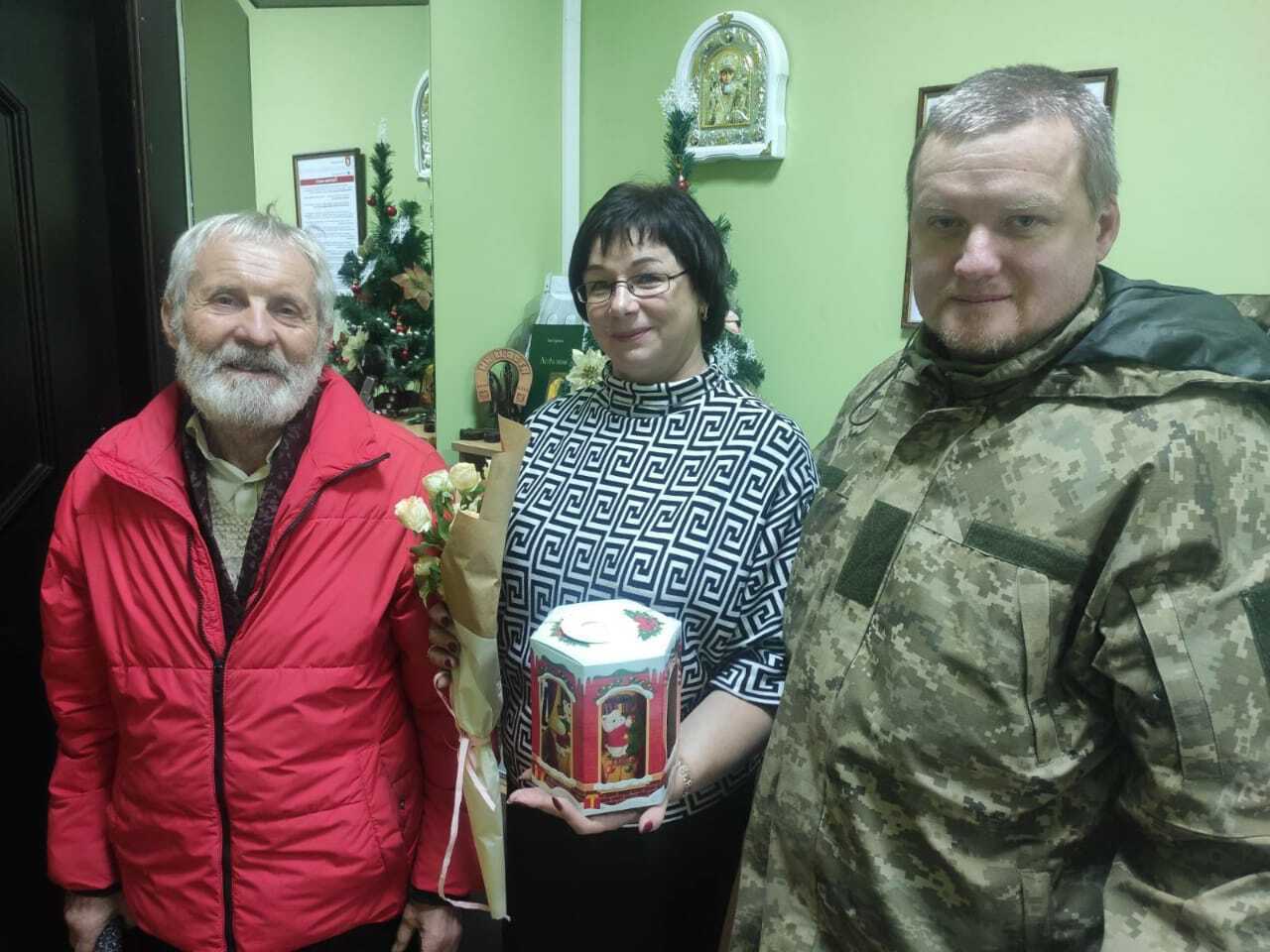 Капелани Юрій, Володимир і Парфенюк Марія Іванівна, завідувач бюро комп'ютерного набору та копіювальної техніки господарсько-технічного відділу Луцької міської ради, яка опікувалася питаннями передачі обладнання на передову