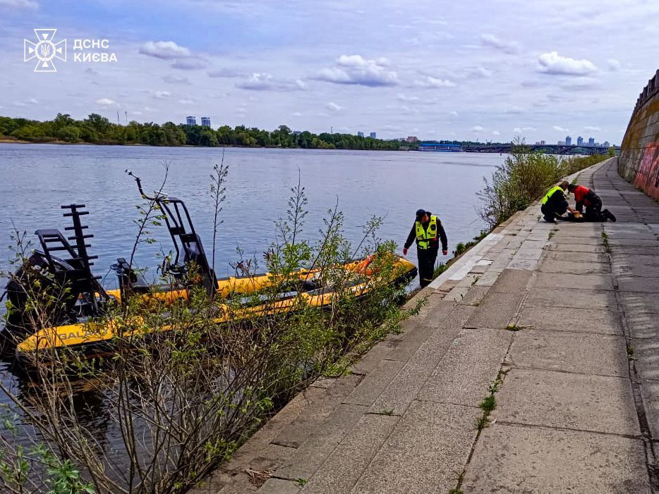 Жінка впала з Пішохідного мосту в Дніпро