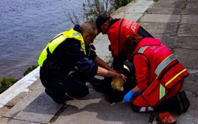 Рятувальники Києва витягли тіло жінки з Дніпра після падіння з моста