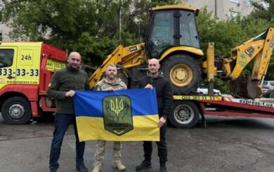 Экскаватор поможет укрепить фронт 46 бригады: »Батальон Волонтер» передал технику на передовую