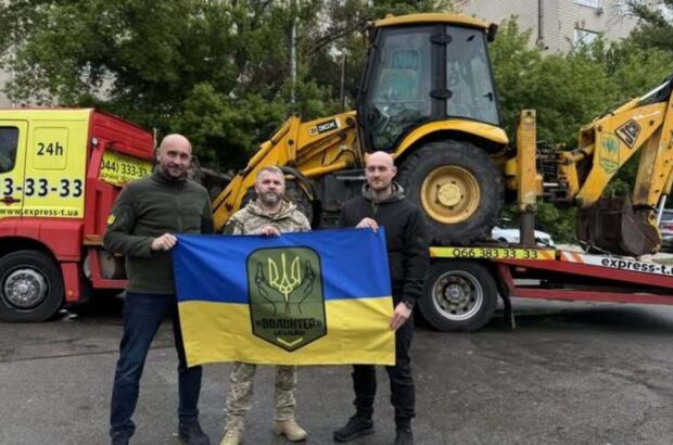Экскаватор поможет укрепить фронт 46 бригады: »Батальон Волонтер» передал технику на передовую