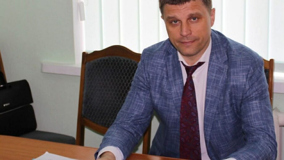 Живёт без собственного имущества, но с миллионами наличными: декларация аналитика БЕБ