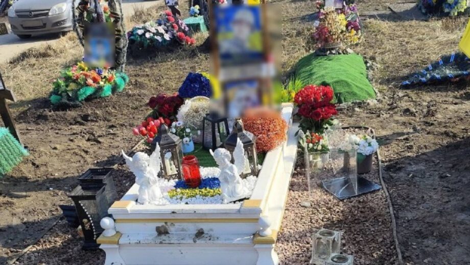 В Сумах вандалы осквернили могилу военного: полиция расследует преступление
