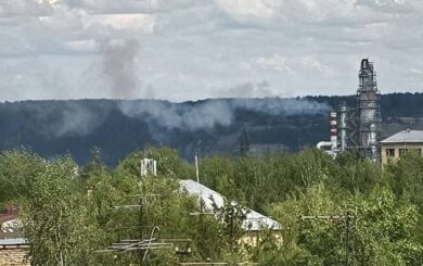 Дрони вдарили по НПЗ в Ухті: вибухи, тривога та обмеження інтернету