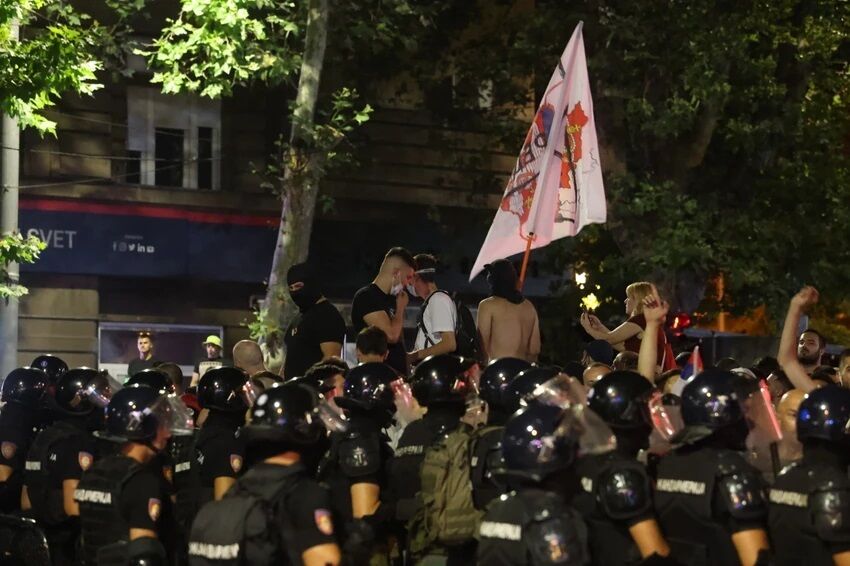 Белград у вогні протестів: десятки затриманих, постраждалі серед поліції та цивільних
