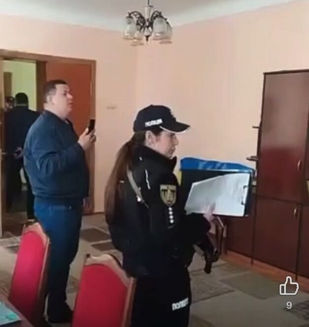 Семенюк vs Булега: в Кицмане произошел силовой спор у кабинета мэра