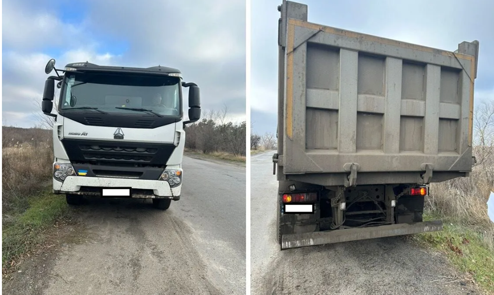 Автомобілі Марганецького ГЗК, які рухаються з Грушівського кар'єру